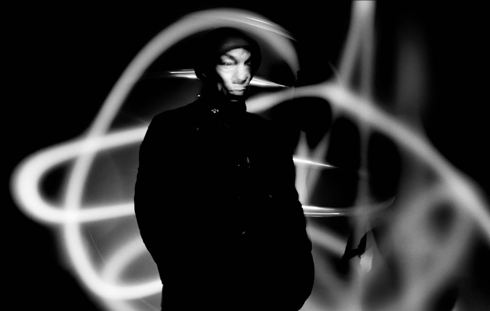 Tricky абвясціў новы альбом «Different When It’s Silent» з паранойдальным сінглам «Out Of Place» і летнія даты тура па Вялікабрытаніі і Еўропе