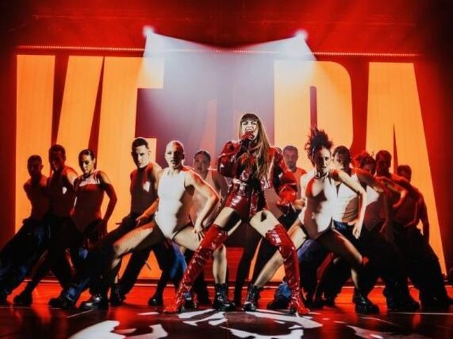 Анналіза кідае коктейль Молотова, спявае Дэ Андрэ і зноў запускае тур