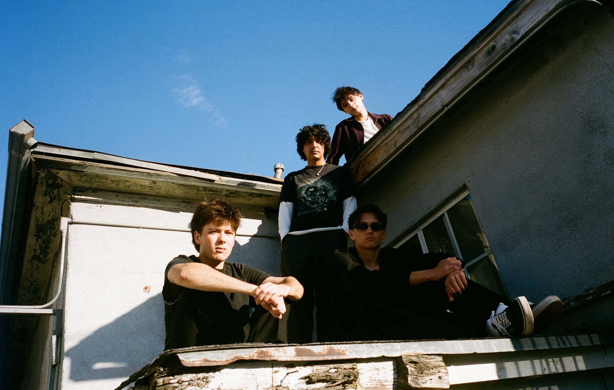 Без назвы ігнаруе лічбы, статыстыкі і алгарытмы на шумным, гранджавым новым сінгле ‘Скажы яшчэ раз’