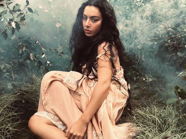 Charli XCX і некалькі гітар, вось яе «рок-музыка»