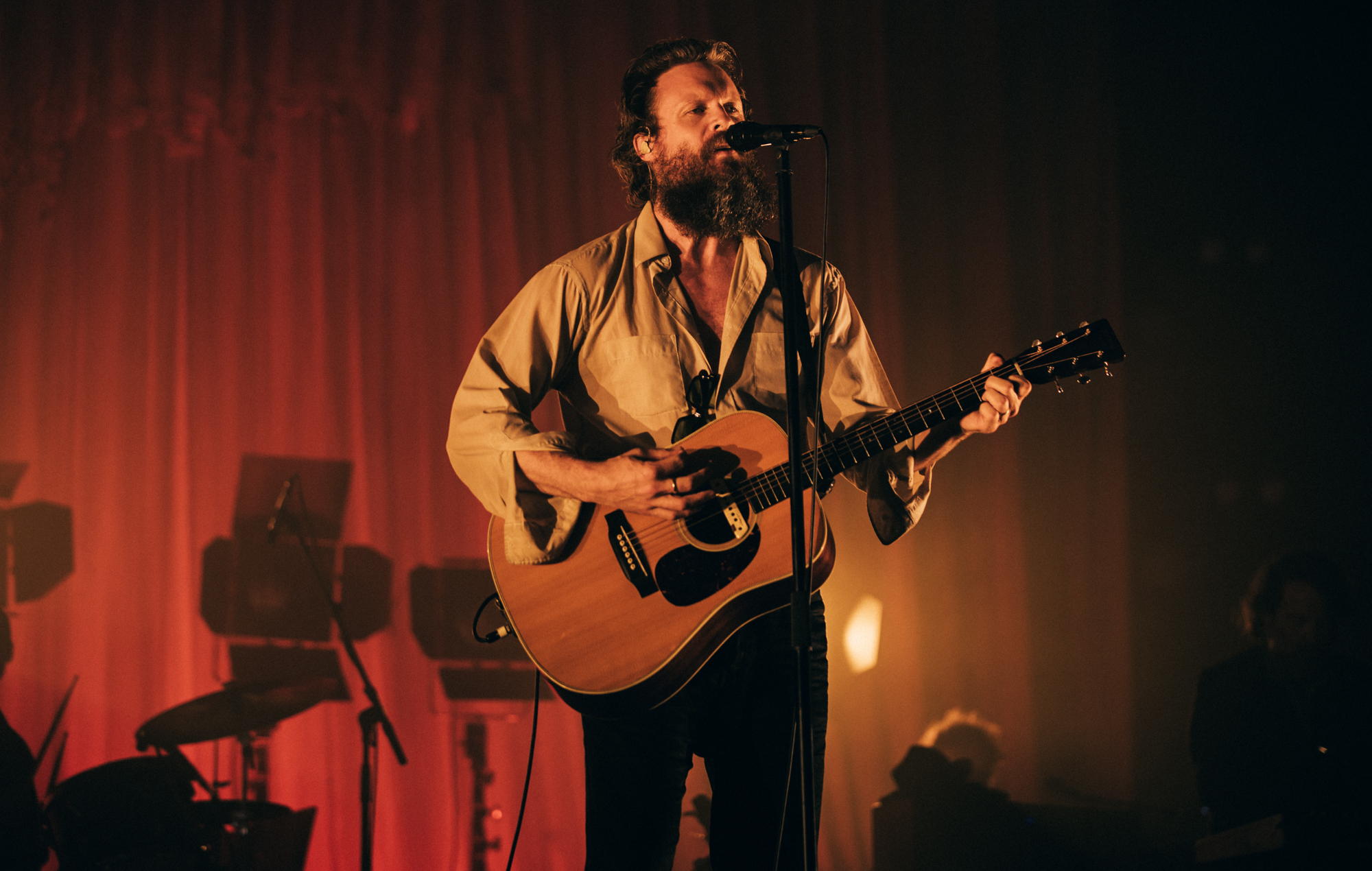 Father John Misty публікуе барокавы сінгл ‘The Payoff’ і дадае ў Лондане галоўнае выступленне да летняга тура 2026 года