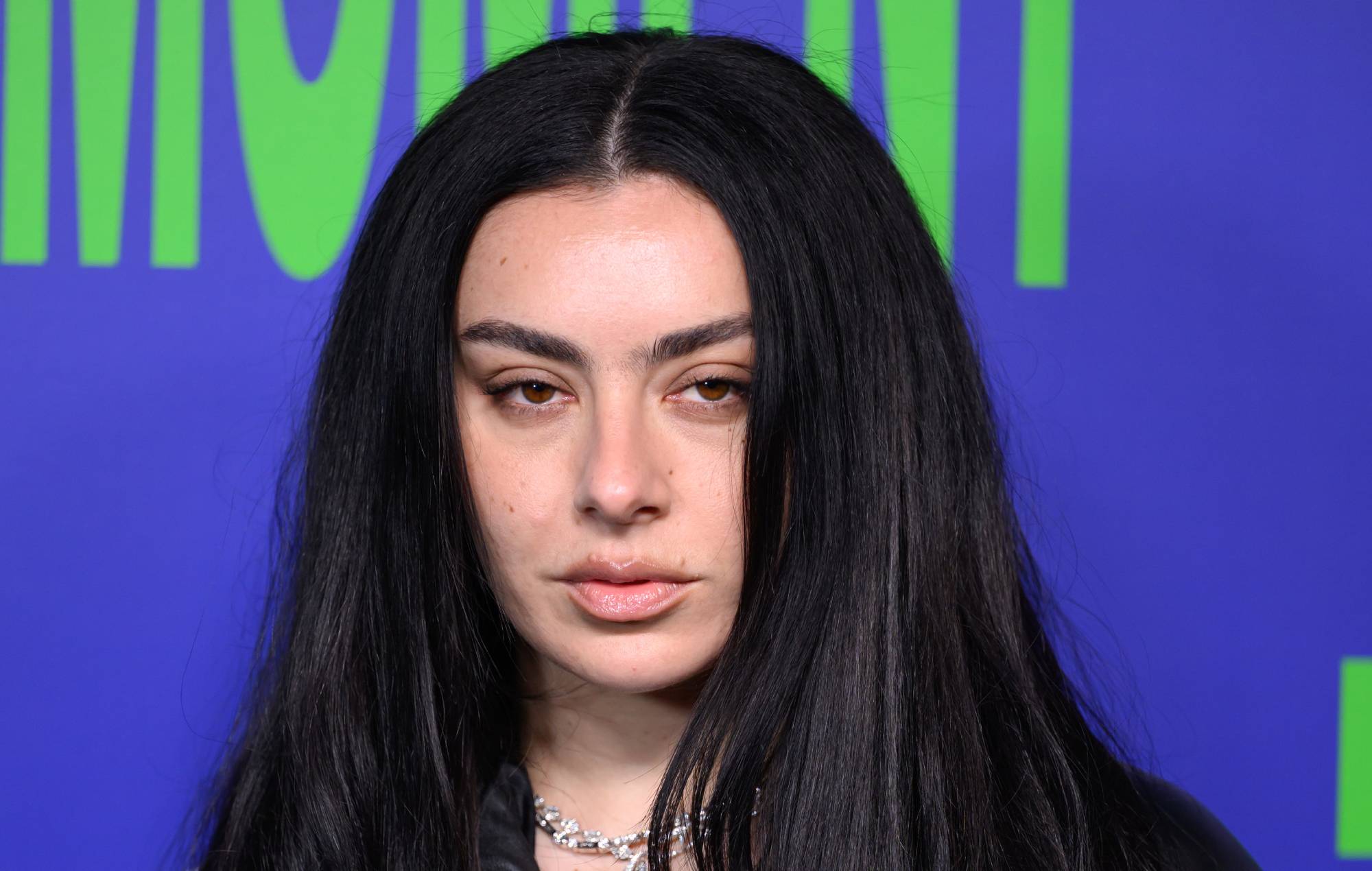Глядзіце відэа Charli XCX з мош-пітам для новага сінгла «Рок-музыка»