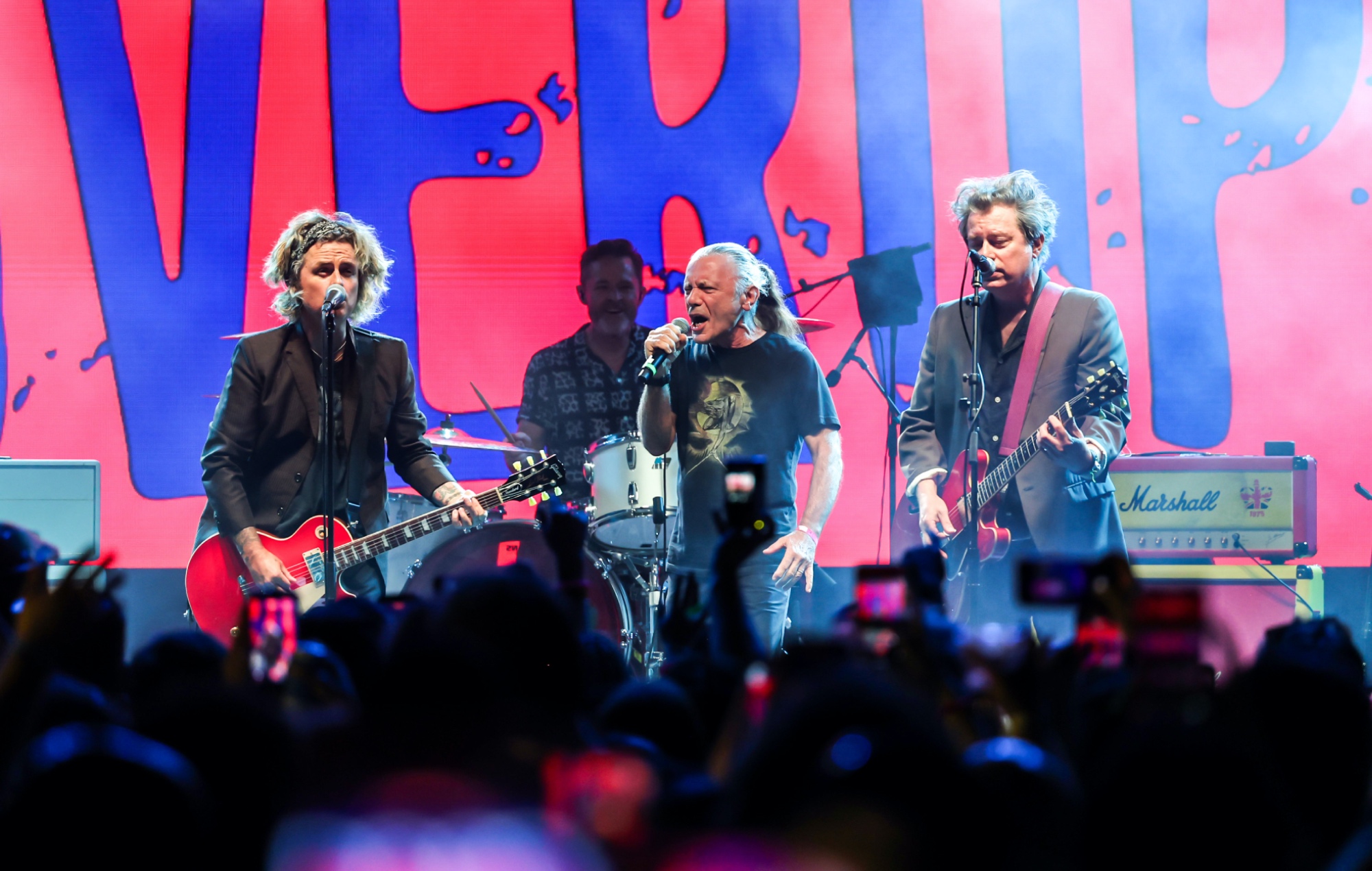Паглядзіце, як Біллі Джо Армстронг з Green Day выконвае кавер на Давіда Боўі у суправаджэнні Бруса Дыкінсана з Iron Maiden і прысвячае песню Nirvana «Drain You» іконе L7 Джэніфер Фінч разам з The Coverups