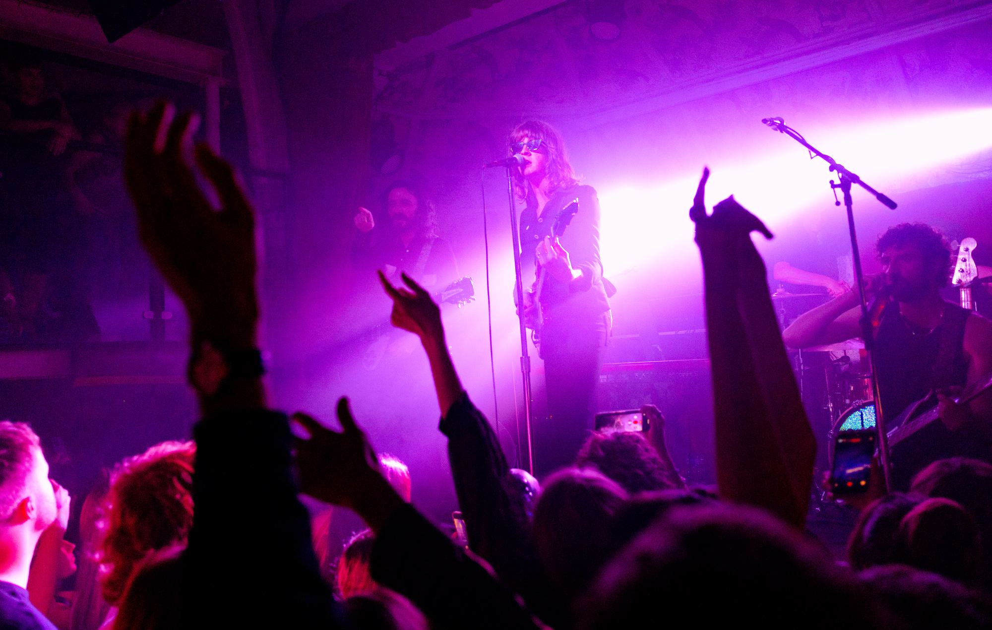 Blossoms пра «гульлівасць» шостага альбома, разважаючы пра дзесяць гадоў свайго дэбюту: «не было ніколі ў нашым плане сядзець на лаврах»