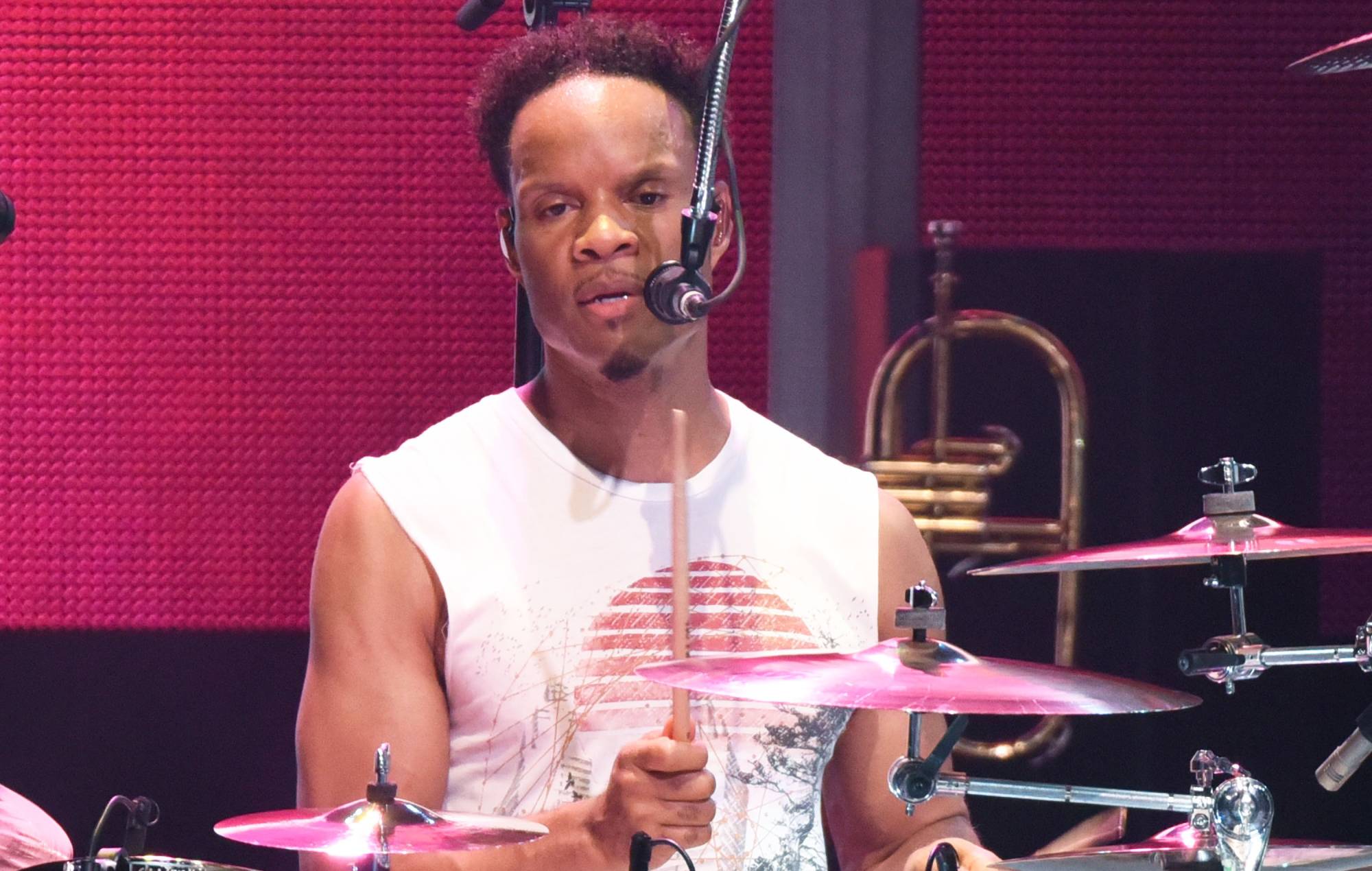 Джон Паріс, барабаншчык гурта Earth, Wind & Fire, у індукаванай коме пасля медычнай надзвычайнасці перад канцэртам у Сан-Францыска