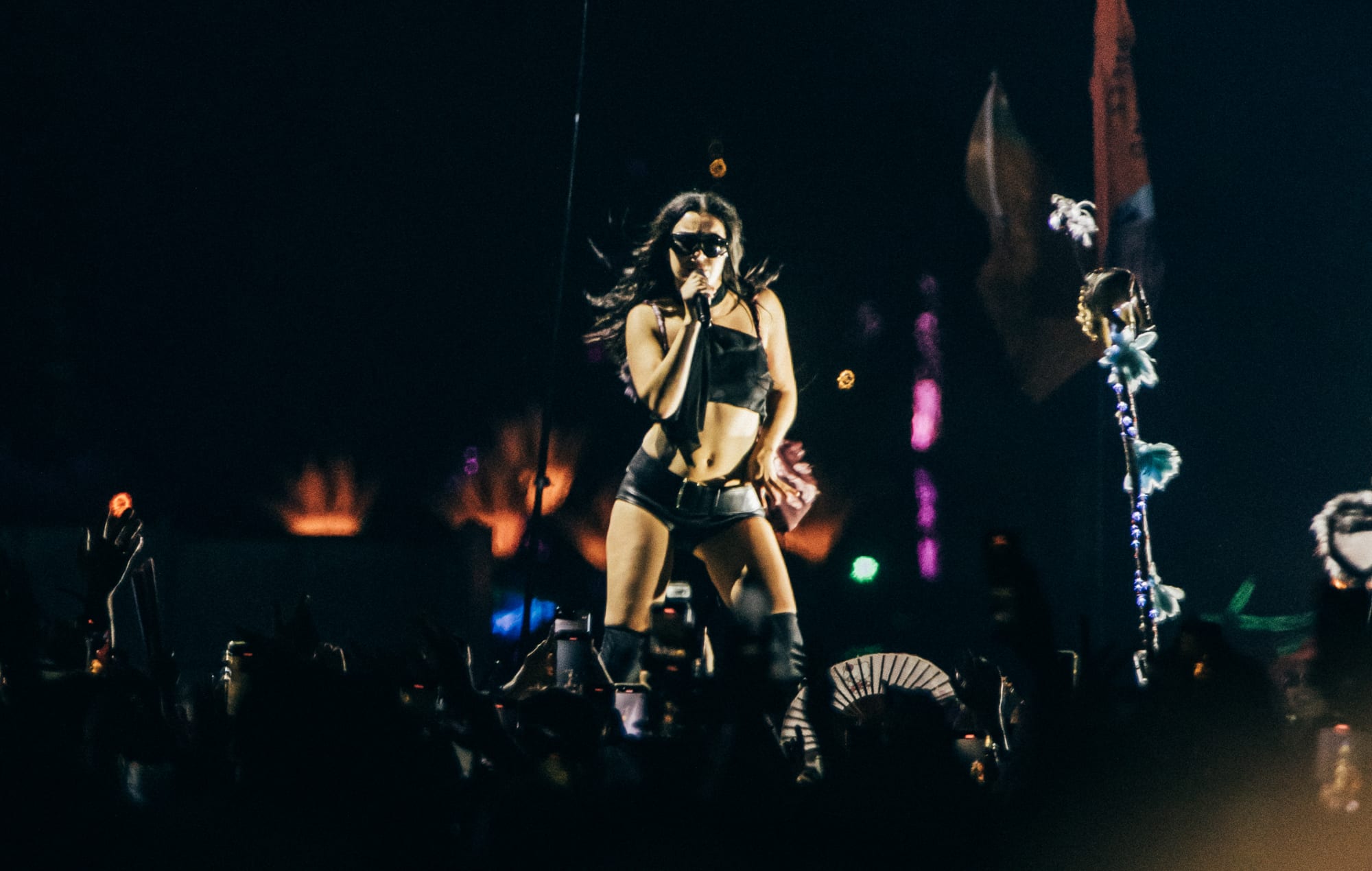 Charli XCX тлумачыць, чаму ў бліжэйшым туры па Вялікабрытаніі і Еўропе будзе толькі шэсць дат канцэртаў: «Турыраванне для мяне сапраўды цяжкае як эмацыянальна, так і фізічна»
