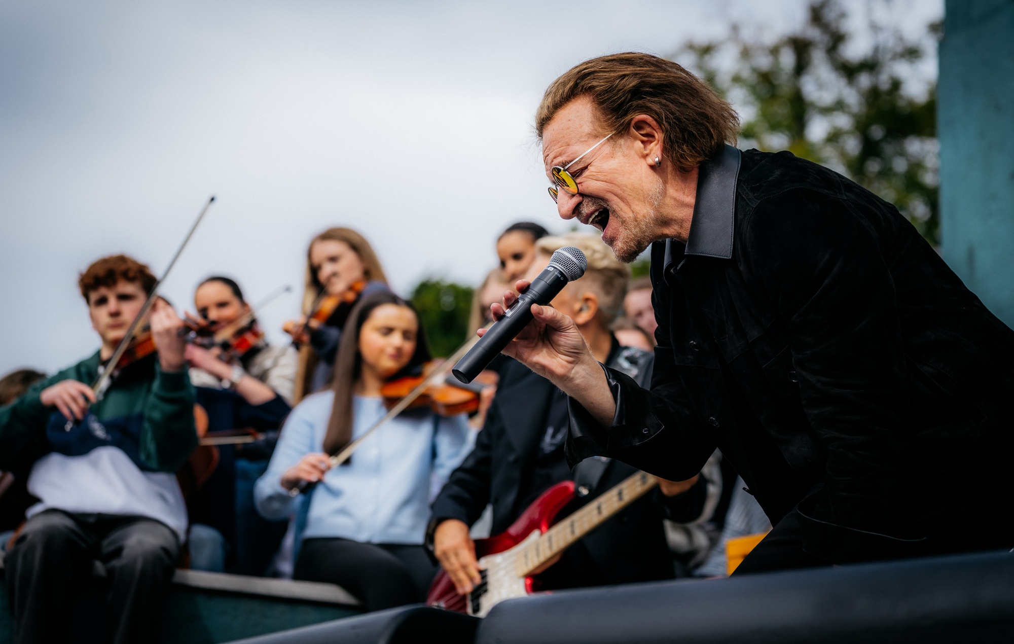 U2 святкуюць 50-годдзе канцэртамі ў Дубліне і ў былой школе, ушаноўваючы «кароля вулічных музыкаў» Глена Хансарда