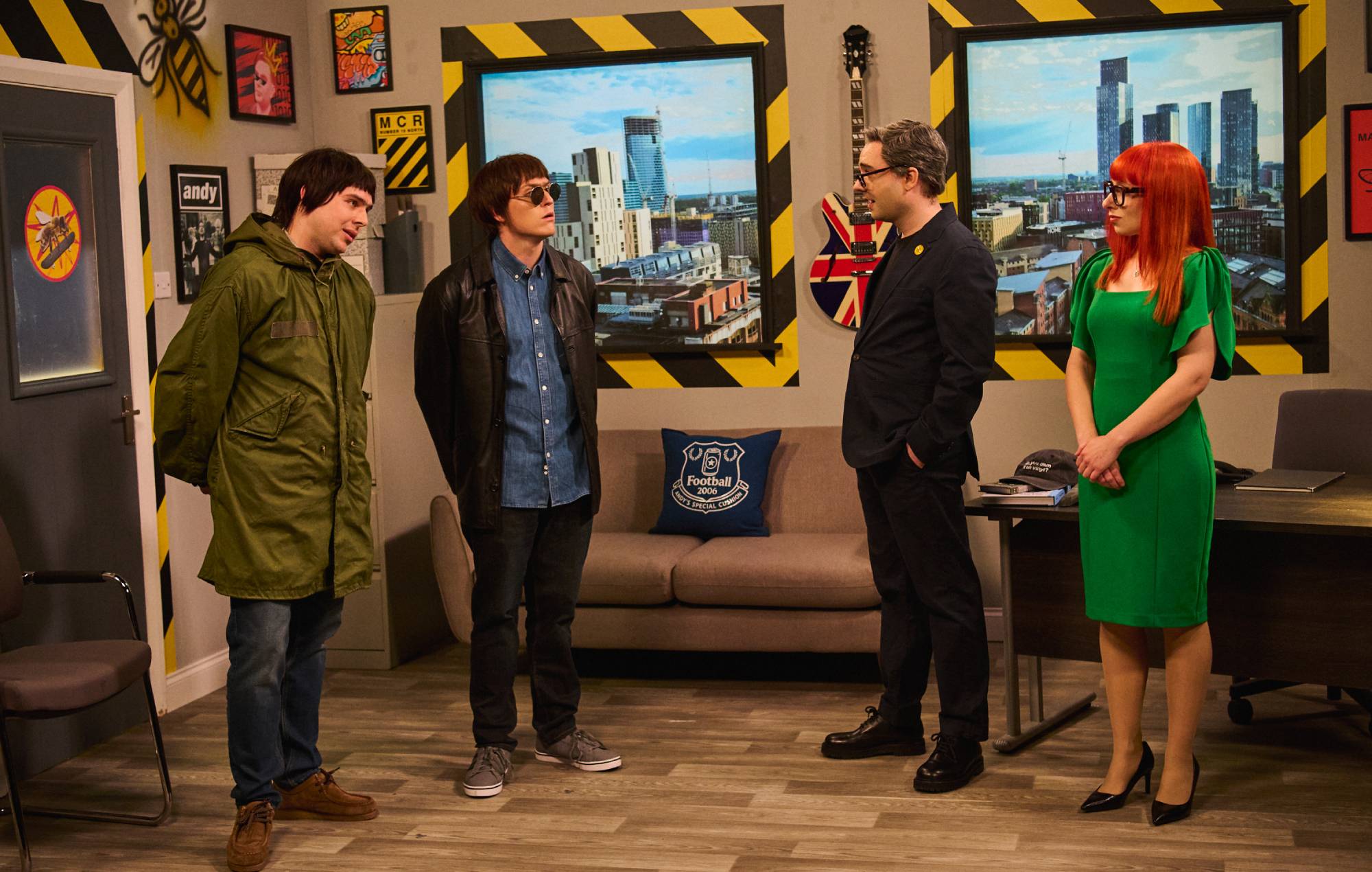 Глядзіце, як «SNL UK» ператварае Оазіс у расійскіх шпіёнаў у скетчы Энды Бёрнэма