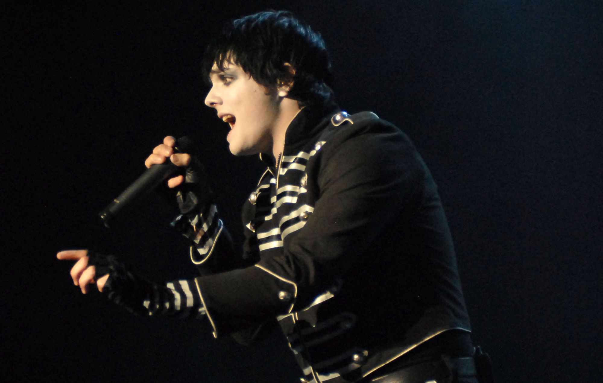 My Chemical Romance падзяліліся гарачай невыданай песняй ‘Someone Out There Loves You’ напярэдадні перавыдання 20-годовага юбілею альбома ‘The Black Parade’